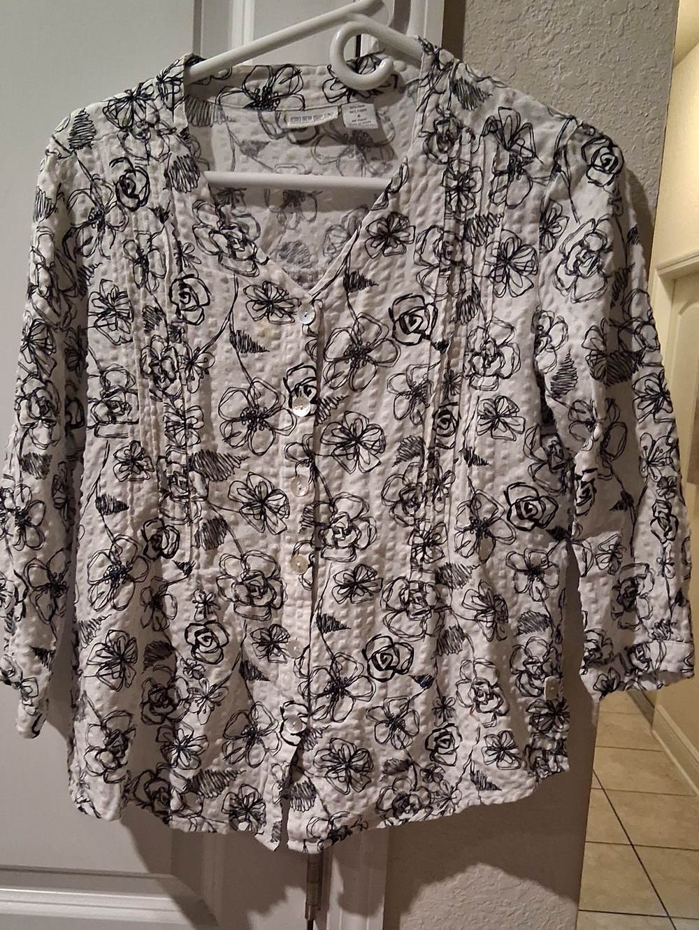 Nomadic Traders Black & White Floral Button-Front Shirt